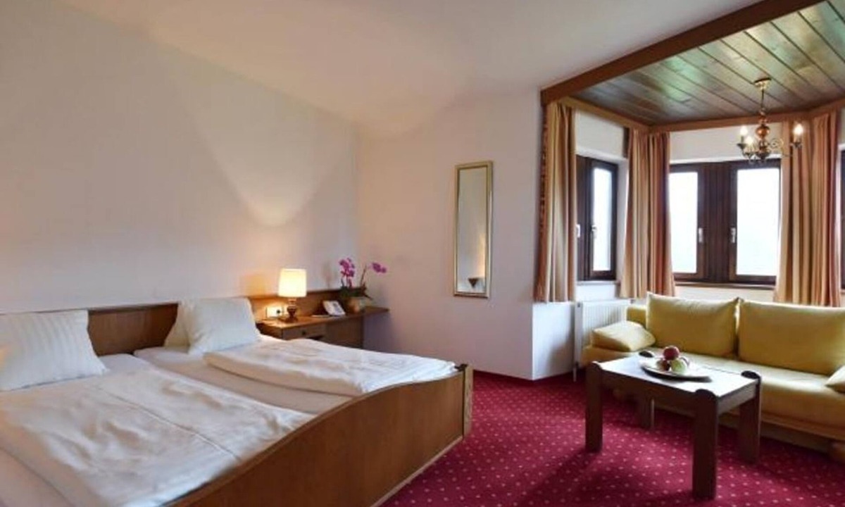 Krakauebene House | Valley view room with shower or bath, WC - Hotel-Restaurant Stigenwirth
