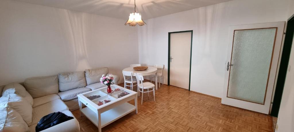 Fischamend Apartment | Vienna Apartment in Fischamend 2 Bedrooms - 3 Beds, Airport nearby