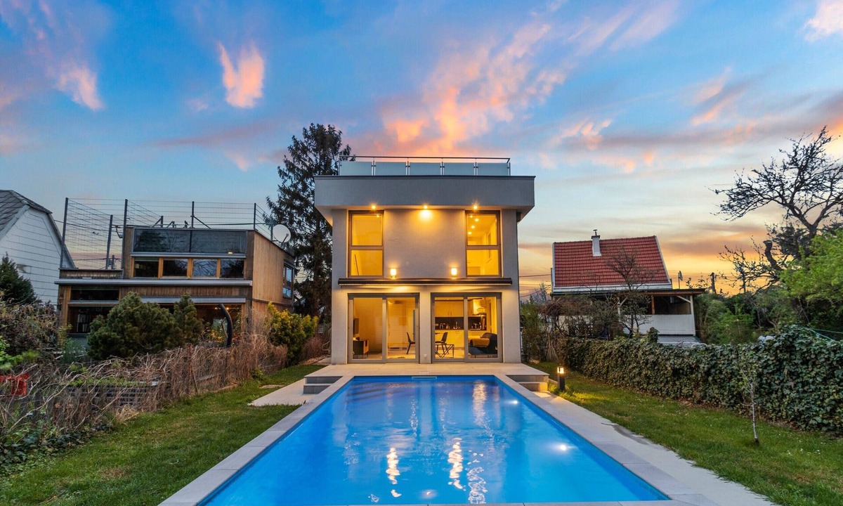 Simmering Villa | Villa Jäger with Heated Pool (Available from 23.03.26) in Vienna, Private Terrace, Balcony, Wi-Fi