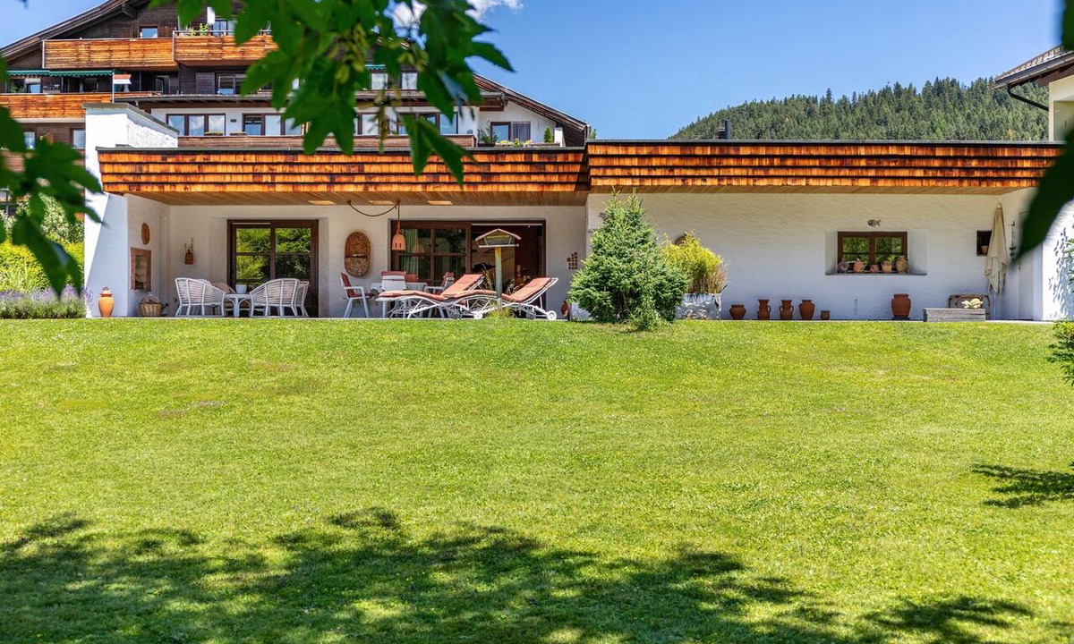 Seefeld in Tirol Villa | Villa “Mona Lisa” with Mountain Views, Private Terrace, and Wi-Fi