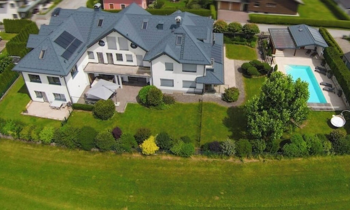 Seekirchen am Wallersee Villa | Villa near Salzburg for 18 guests – 9 bedrooms, pool, and garden