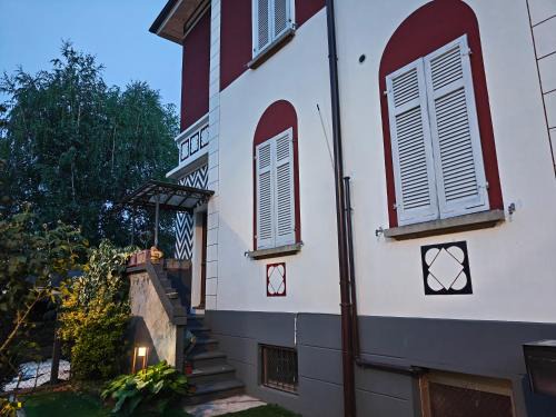 Pedrinate Apartment | Villa WOLF - A 1919 original Swiss Villa with Garden near Como