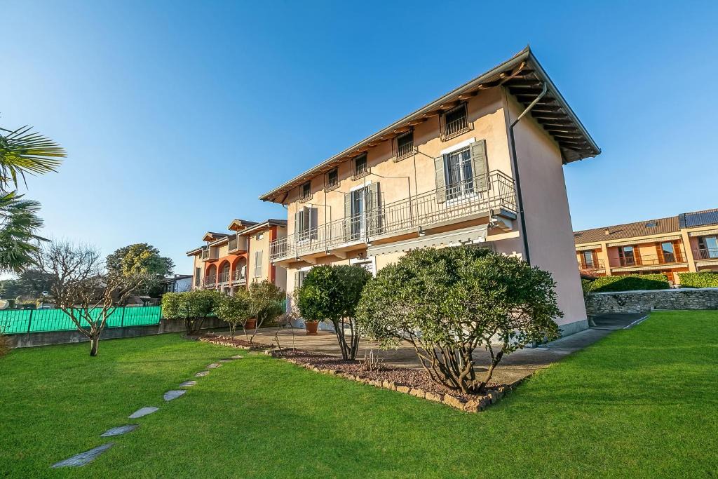 Angera Villa | Villino Maria Private Garden & Relax near Lake Maggiore - Happy Rentals