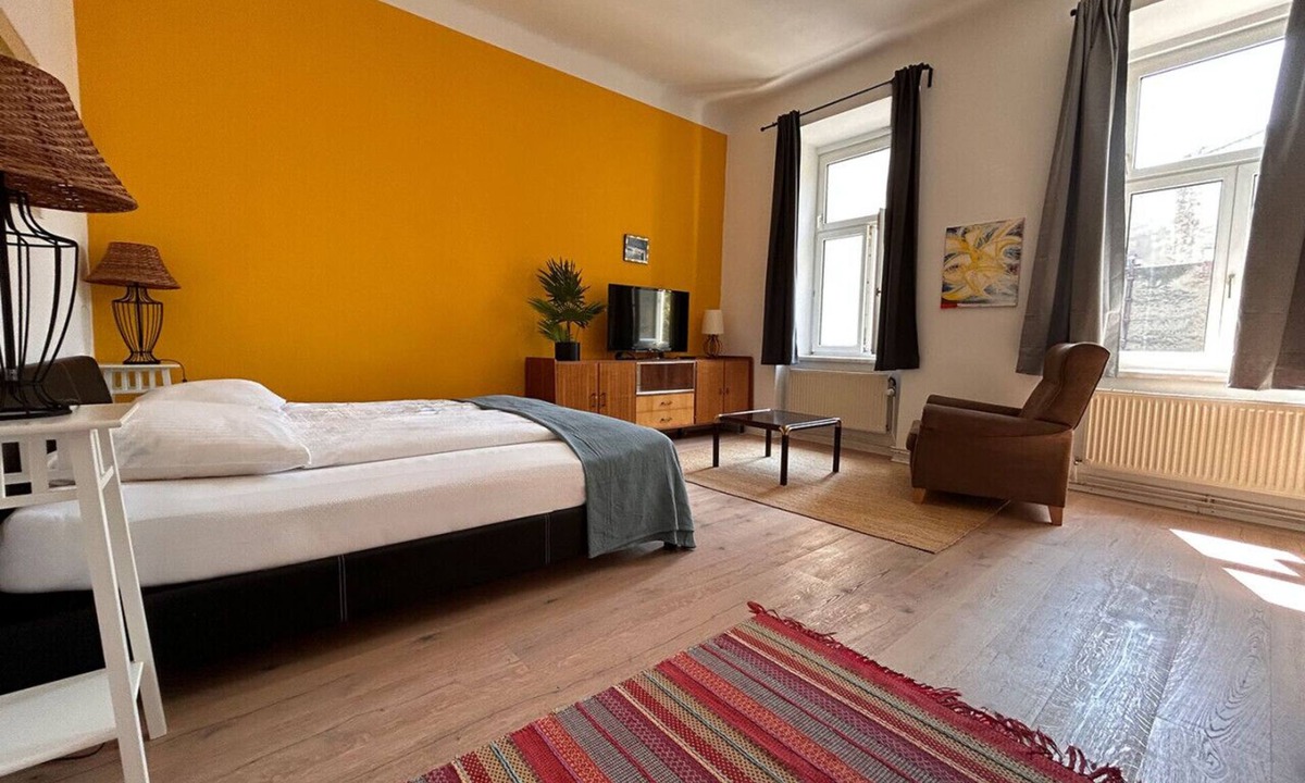 Mariahilf Apartment | Yellow Palm - 60m2 - cozy, central with a green view