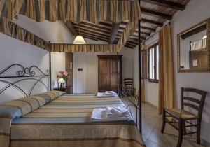 Ciliegiolo-standard room for 2 in the main village in colle di val d'elsa