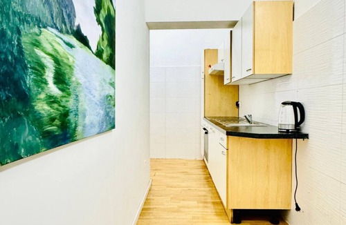 Hernals Apartment | 10 BR Apartment for Groups, 8-Min to Rathausplatz