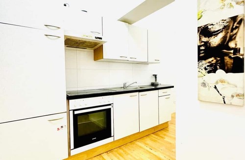 Hernals Apartment | 10 BR Apartment for Groups, 8-Min to Rathausplatz
