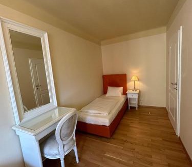 Funfhaus Apartment | 3BR, 5 Beds, Sofa 2P, 5min U4,U6 Schönbrunn