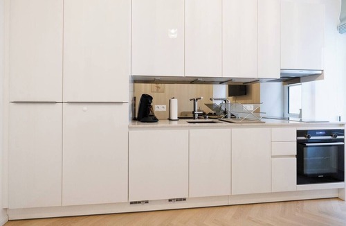 Leopoldstadt Apartment | 4BR Vienna Gem - Families - 5.5 Baths, Sleeps 14
