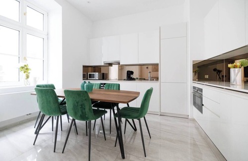Leopoldstadt Apartment | 4BR Vienna Gem - Families - 5.5 Baths, Sleeps 14