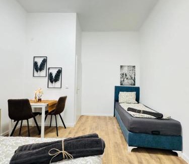 Matzleinsdorf Apartment | 5BR Apartment Only 10-Min Walk to Matzleinsdorfer Platz
