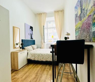 Matzleinsdorf Apartment | 5BR Apartment Only 10-Min Walk to Matzleinsdorfer Platz