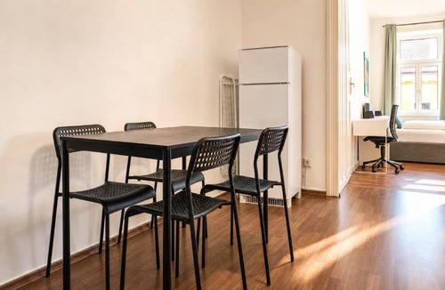 Wahring Apartment | Affordable 2 Apts for 14P, 4BR Great for Families