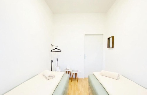 Liesing Apartment | Affordable 5BR Apt, for 11 Guests near Schönbrunn