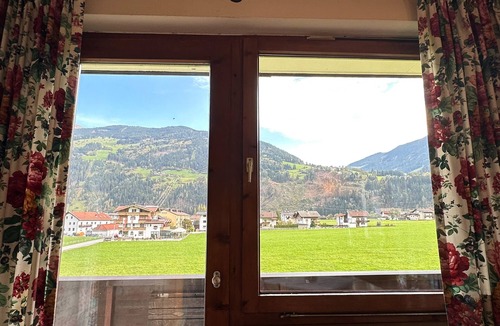 Zellbergeben Apartment | Affordable 6-bed apartment centrally located in Zell am Ziller - 5 minutes to the gondolas!