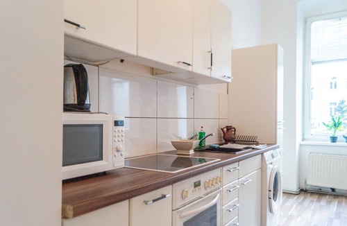 Neulerchenfeld Apartment | Affordable Long-Term Room | Near Wiener Stadthalle