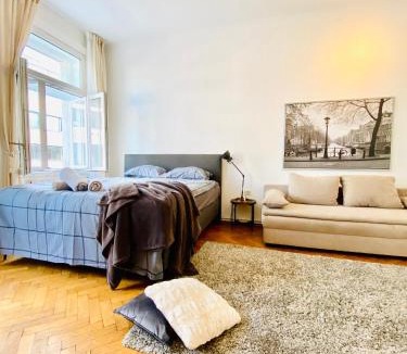 Rudolfsheim-Funfhaus Apartment | Affordable Room in Villa, With Garden & Parking