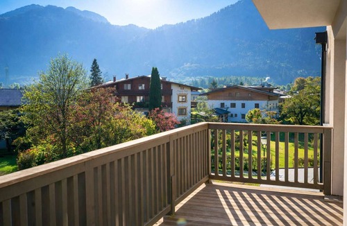 Kramsach Apartment | ALPENGONDEL Suite – Balcony & Mountain View