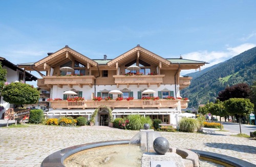 Zillertal Apartment | Apartment Das Krumerhaus – "Der Gerlosstein" with Mountain and Village Square Views, Balcony