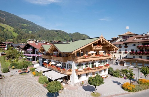 Zillertal Apartment | Apartment "Das Krumerhaus – Die Dorfplatzlodge" with Mountain View, Balcony and Wi-Fi