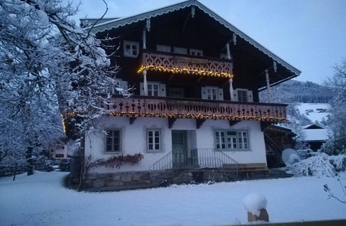 Muhlbach im Pinzgau Apartment | Apartment "Emerald" in traditional Austrian wooden chalet