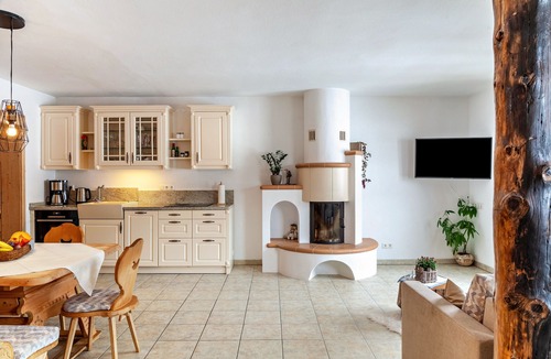 Kartitsch Apartment | Apartment 'Hotel Sonnblick - Wohnung Rosl' with Mountain View, Shared Garden and Wi-Fi