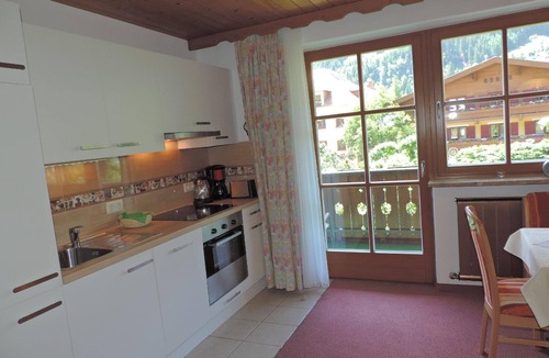 Dorfgastein Apartment | Apartment in Dorfgastein with Barbecue and Garden