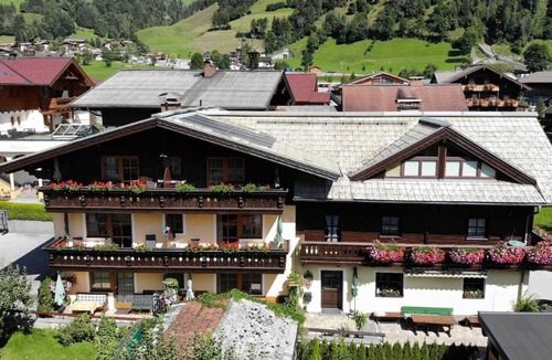 Dorfgastein Apartment | Apartment in Dorfgastein with Barbecue and Garden