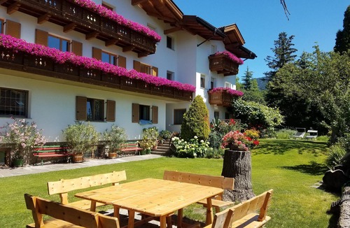 Naz Apartment | Apartment "Klementhof Nr 6" with Mountain View, Pool, Wi-Fi, Balcony & Garden