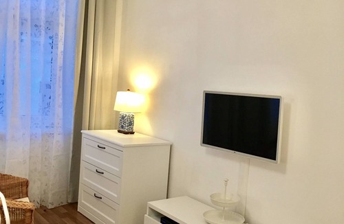Neulerchenfeld Apartment | Apartment Top 30 mit Doppelbett im Wohnraum