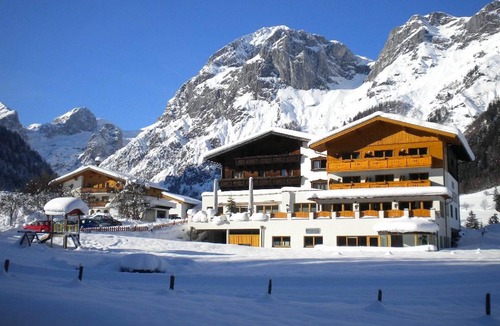 Sankt Martin am Tennengebirge Apartment | Zirbensuite, shower, toilet, balcony - Alpengasthof Lämmerhof