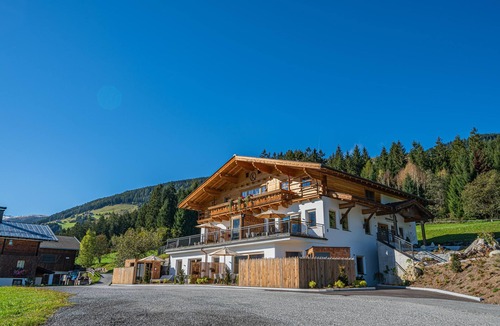 Schonbach Apartment | Authentic cosiness with a mountain panorama