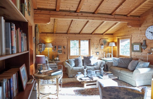 Waidring House | Bear Creek Cottage: Iydillic cabin in the woods perfect for family & fur babies