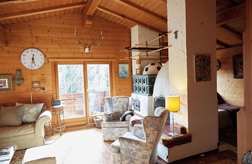 Waidring House | Bear Creek Cottage: Iydillic cabin in the woods perfect for family & fur babies