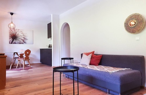 Goetzens Apartment | Beautiful 2-bedroom apartment with balcony and free parking.