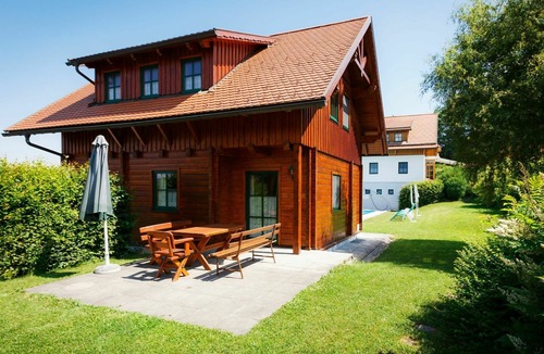 Schlierbach House | Beautiful apartment in villa for 4 guests with pool, WIFI, TV, terrace and pets allowed