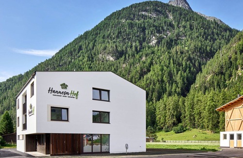 Laengenfeld Apartment | Beautiful apartment for 8 people with WIFI, TV, terrace and pets allowed