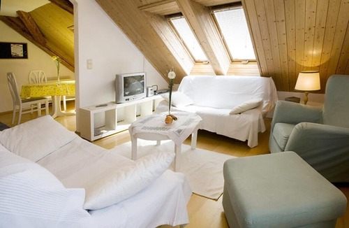 Bregenz Apartment | Bright Holiday Apartment “Ferienwohnung Bregenz 8 Top 4” in Central Location Close to Lake Constance with Wi-Fi, Terrace & Garden