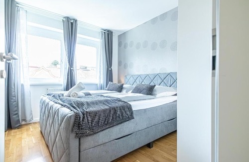 Favoriten Apartment | Chic 1BR & 1LR, Kingbed, only 9 min to City Center via Metro
