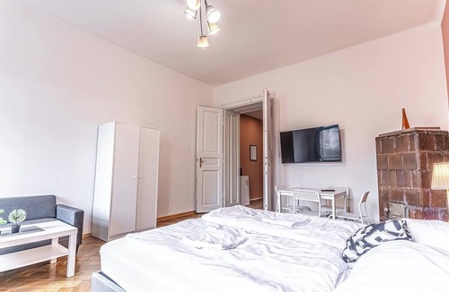 Wahring Apartment | Chic 1BR Apartment Near AKH Center