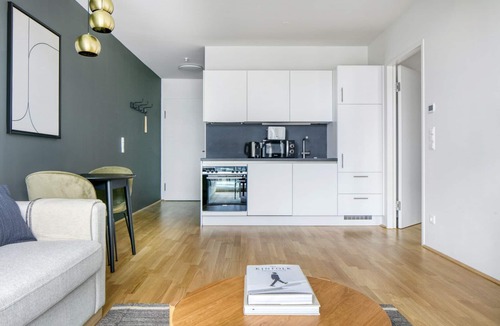 Favoriten Apartment | Chic Wieden 1BR w/Balcony, Gym, Elevator, walk to U-Bahn, by Blueground