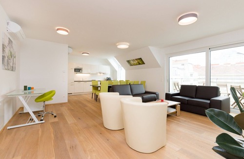 Innere Stadt Apartment | City Center Oasis: Luxe 5BR w/AC, near River