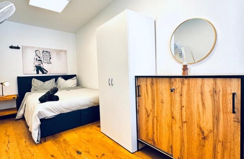 Liesing Apartment | Comfortable 5BR Apartment Near Kaufpark Alterlaa