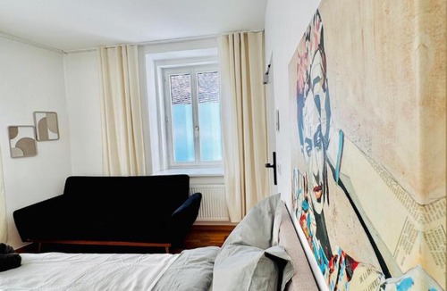 Liesing Apartment | Comfortable 5BR Apartment Near Kaufpark Alterlaa