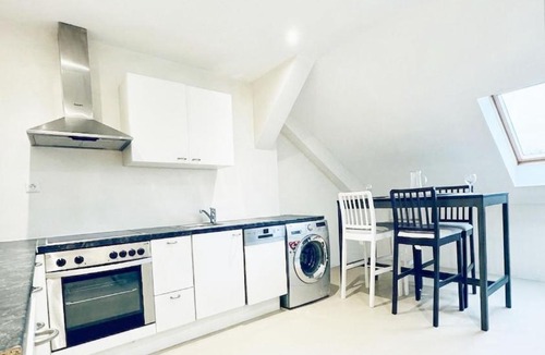 Liesing Apartment | Comfortable 5BR Apt for 13 Near Liesing Station