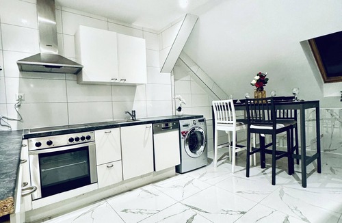Liesing Apartment | Comfortable Budget Room near Liesing