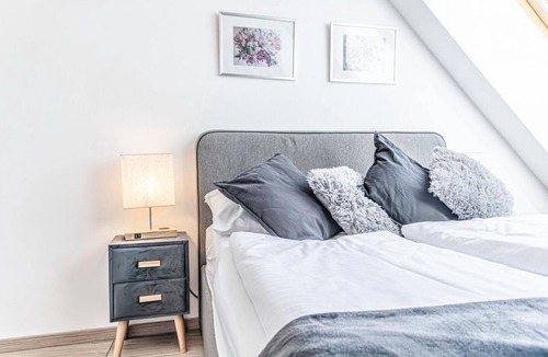 Favoriten Hotel | Comfortable Room Hauptbahnhof - Air conditioned