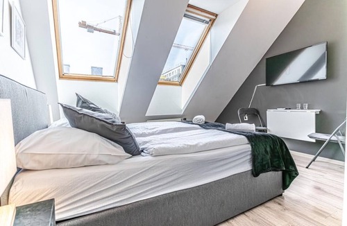 Favoriten Hotel | Comfortable Room Hauptbahnhof - Air conditioned