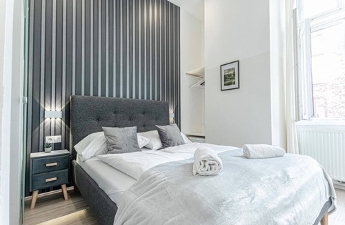 Mariahilf Hotel | Comfy Room + Ensuite Bath Near Westbahnhof Station