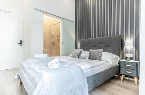 Mariahilf Hotel | Comfy Room + Ensuite Bath Near Westbahnhof Station